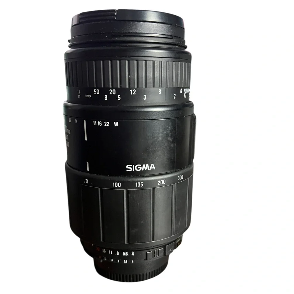 Sigma 70-300mm f/4-5.6 DL Macro Telephoto Zoom Lens Nikon Vintage In The Case